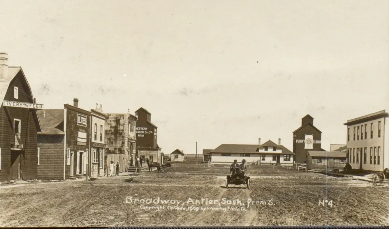Broadway, Antler, looking south, 1909